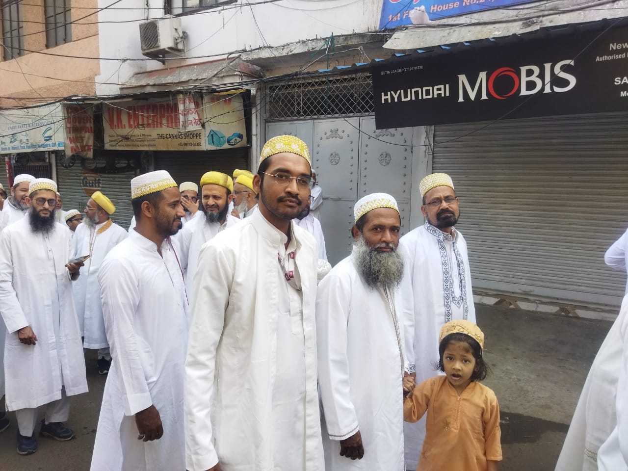 जुलूस के दौरान बोहरा समाज के लोग।