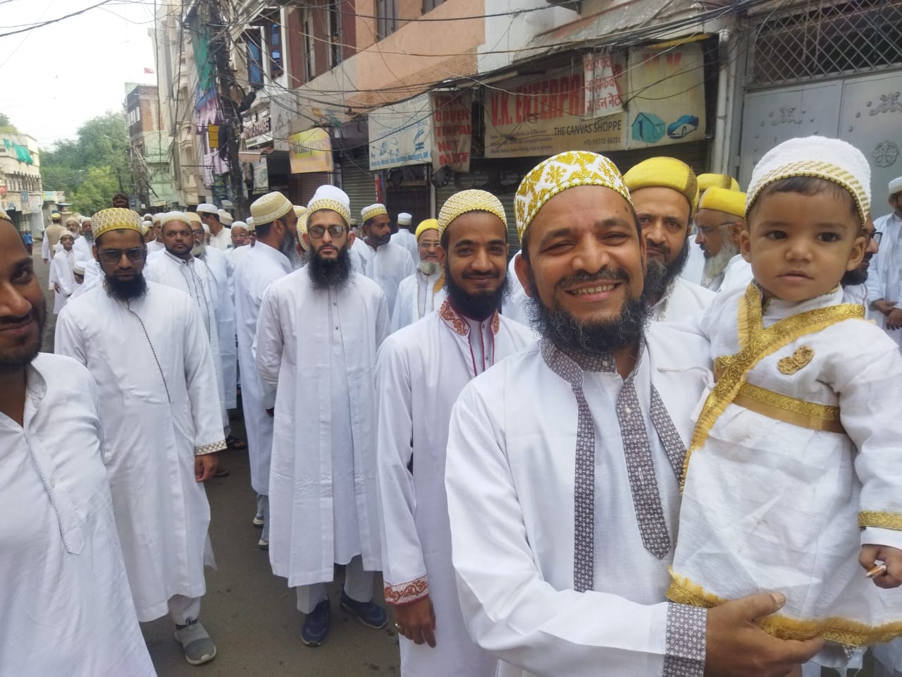 खुशियां मनाते बोहरा समाज के लोग।
