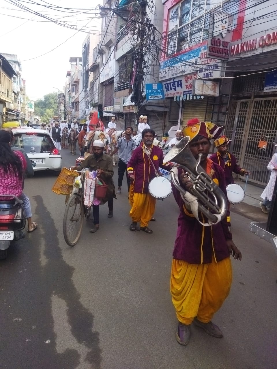 बैंड बाजे के साथ निकला जुलूस।