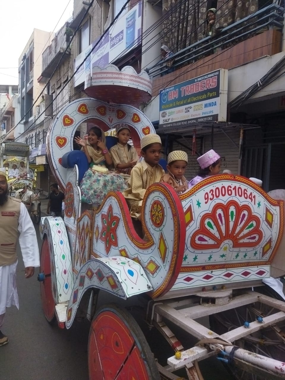कुछ इस अंदाज में बग्गी पर बैठे दिखे बच्चे।