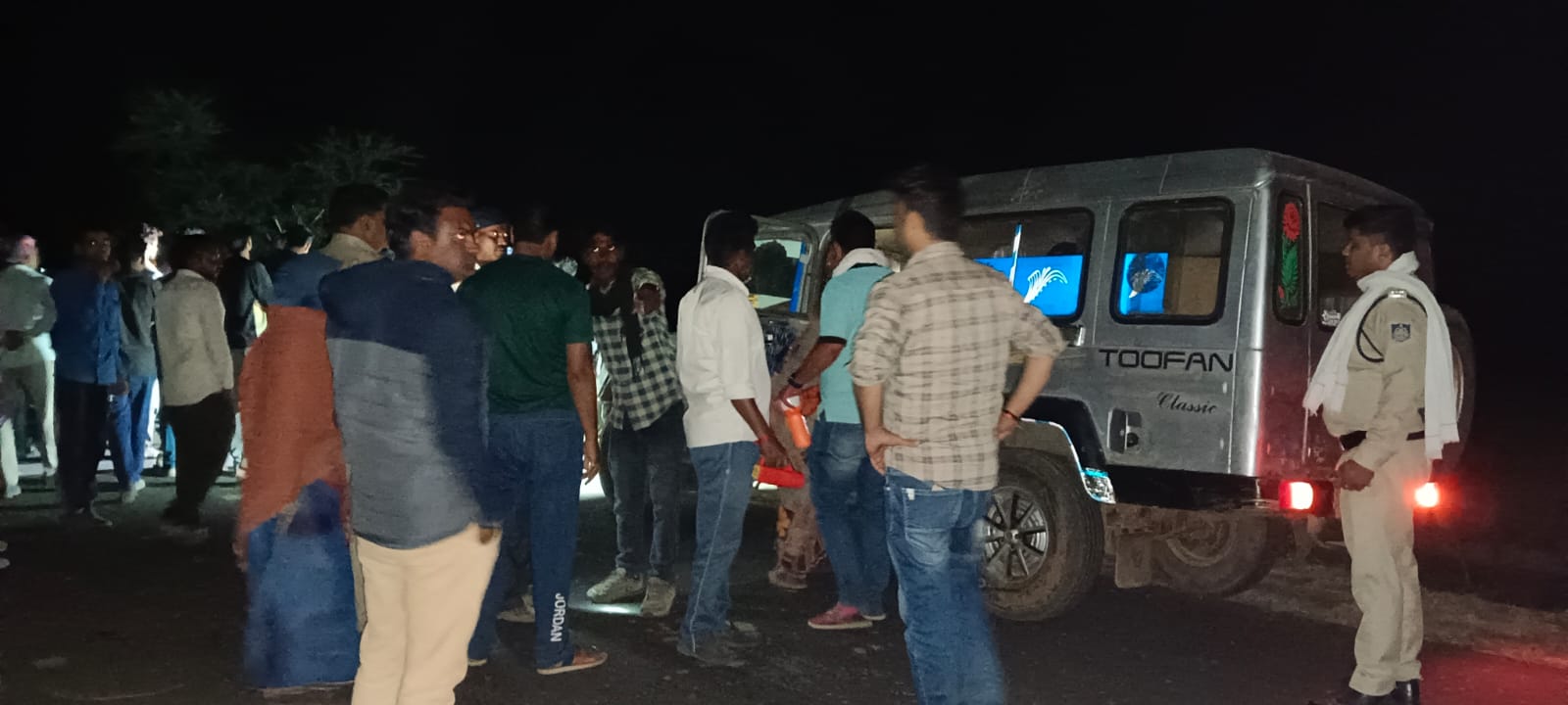 रविवार-सोमवार की मध्य रात्रि 12.10 बजे पुलिस पेड़ से शव उतार पाई।