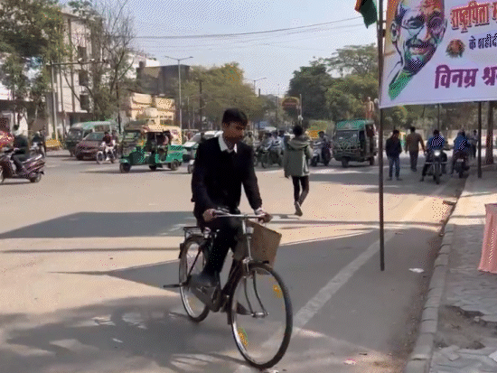 आशीष का कहना है कि उन्हें पुलिस थानों के चक्कर लगाने पड़ रहे हैं।