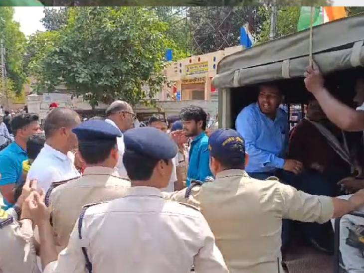 विरोध प्रदर्शन के बाद पुलिस ने कार्यकर्ताओं को गिरफ्तार किया।