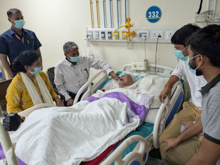 ये तस्वीर 28 जून की है। ब्रह्मादीन यादव को भर्ती कराया गया था।