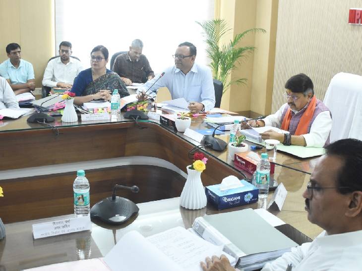 बोर्ड बैठक में मौजूद चेयरमैन कैलाश विजयवर्गीय और हाउसिंग बोर्ड के अधिकारी।